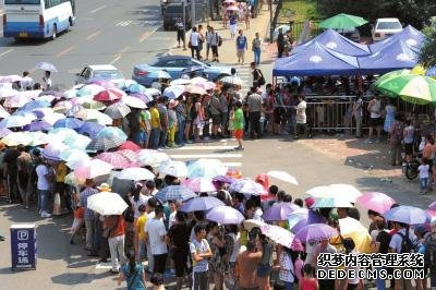 游客大軍在北大東門外等待。